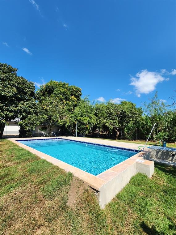 Piscina con borde de laja · Después