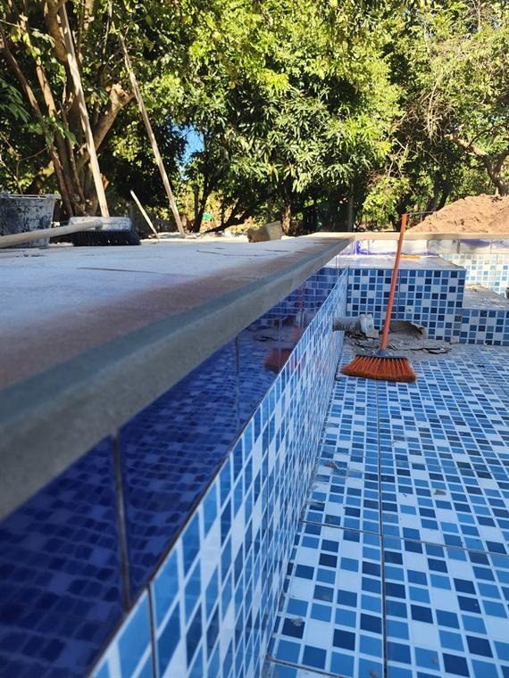 Piscina con borde de laja · Después