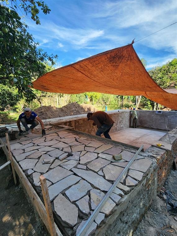 Piscina con borde de laja · Proceso